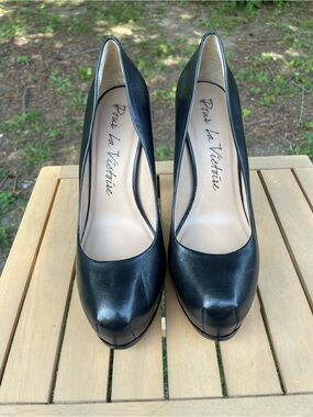 Pour La Victoire Black Leather Platform Pumps